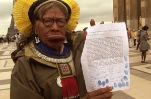 RAONI_et_sa_pétition_internationale_contre_le_barrage_de_Belo_Monte
